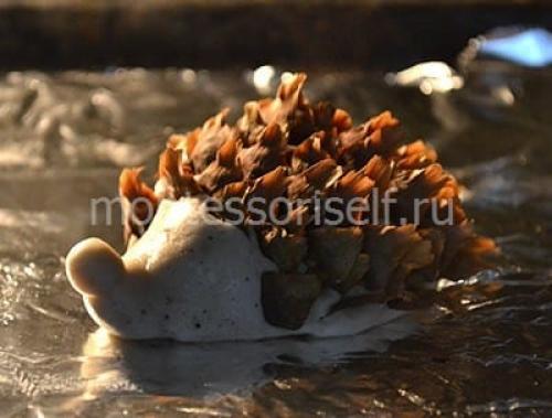 Ежик из шишки и соленого теста