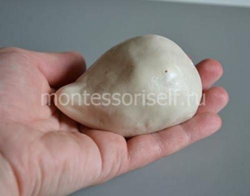 Ежик из шишки и соленого теста