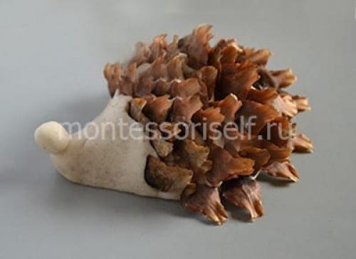 Ежик из шишки и соленого теста