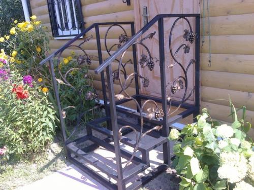 Лестница на крыльцо из металла своими руками. Преимущества крыльца из металла