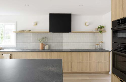 Можно ли сочетать современные технологии с классическим французским дизайном кухни. Популярные стили для современного дизайна кухни