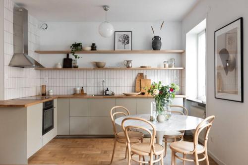 Можно ли сочетать современные технологии с классическим французским дизайном кухни. Популярные стили для современного дизайна кухни