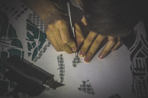 Какие инструменты нужны для работы с трафаретом 15х15. Сове.  Чем вырезать трафареты.