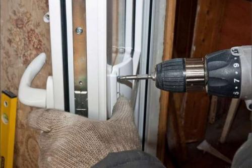 Как открыть пластиковое окно снаружи если оно закрыто. Как открыть пластиковое окно снаружи без повреждений?