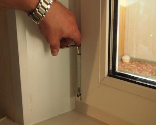 Не закрывается пластиковое окно ножницы. Окно не закрывается