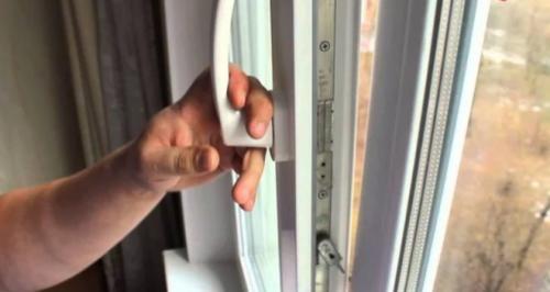 Окно не закрывается до конца снизу. Пластиковое окно не закрывается: причины и устранение неполадок