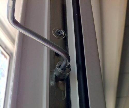 Не закрывается пластиковое окно ножницы. Окно не закрывается