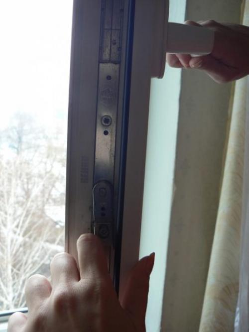 Не закрывается пластиковое окно ножницы. Окно не закрывается