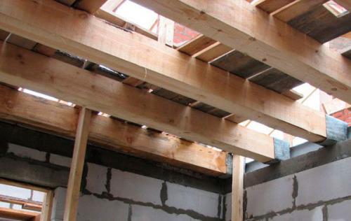 Чердачное перекрытие по деревянным балкам. Балки для устройства чердака