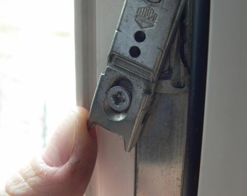 Ручка окна не поворачивается вниз. Поломки и деформация блокиратора: ручка окна не поворачивается вверх, вниз и в сторону