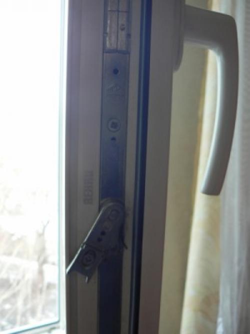 Заклинило ручку окна в закрытом положении. Клинит ручку на пластиковом окне –, что делать?