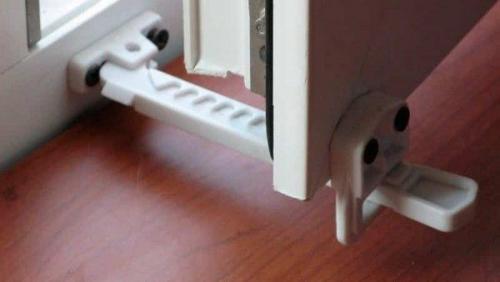 Где находится блокиратор на пластиковом окне. Виды фиксаторов створки окна