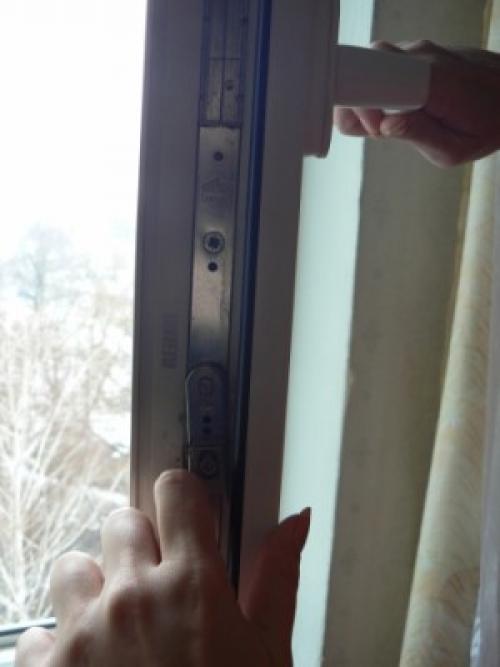 Заклинило ручку окна в закрытом положении. Клинит ручку на пластиковом окне –, что делать?