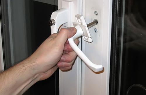 Заклинило окно в закрытом положении. Почему пластиковое окно не открывается: причины