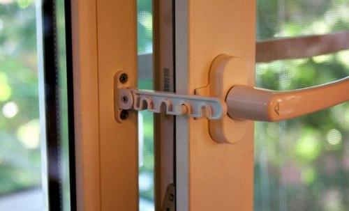 Где находится блокиратор на пластиковом окне. Виды фиксаторов створки окна