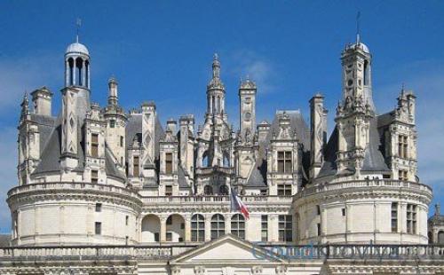 Как обшить вентиляционную трубу на крыше. В каком месте крыши лучше всего расположить трубу