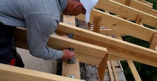 Пристройка к дому с двускатной крышей. Как правильно соединить односкатную крышу пристройки с двускатной крышей дома