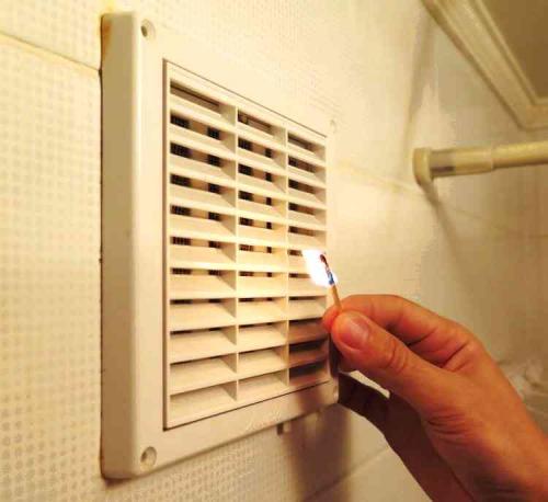 Почему темнеет пластик на окнах. Почему откосы на окнах чернеют — опасно ли это?