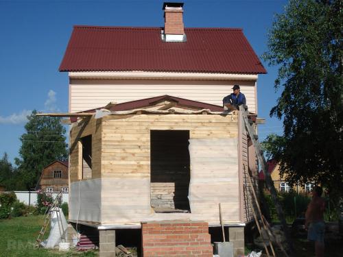 Как соединить две двускатные крыши. Как соединить ломаную крышу пристройки к дому 29