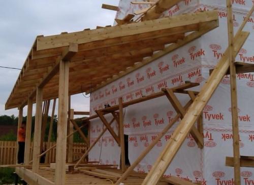 Как соединить две двускатные крыши. Как соединить ломаную крышу пристройки к дому 27