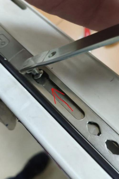 Как отремонтировать заклинившую ручку пластикового окна. Что делать, если не закрывается или не открывается пластиковое окно из режима проветривания? 07