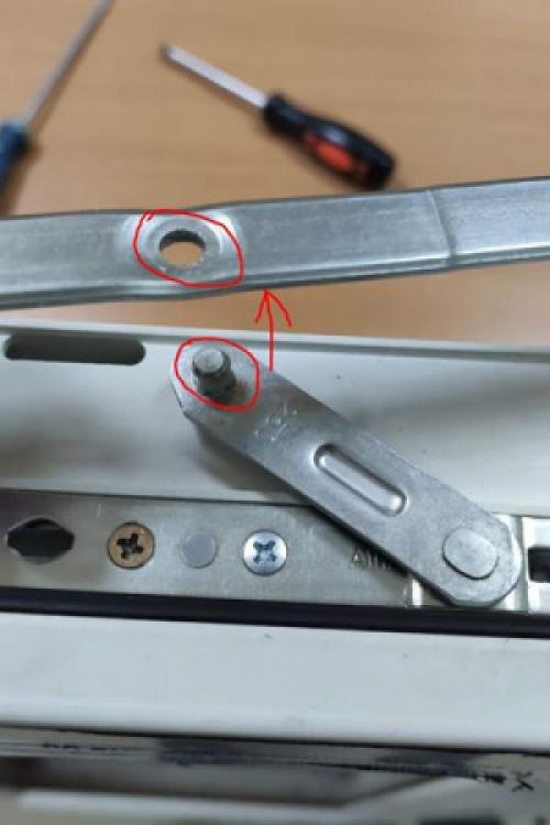 Как отремонтировать заклинившую ручку пластикового окна. Что делать, если не закрывается или не открывается пластиковое окно из режима проветривания? 06