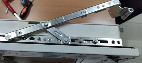 Как отремонтировать заклинившую ручку пластикового окна. Что делать, если не закрывается или не открывается пластиковое окно из режима проветривания? 05