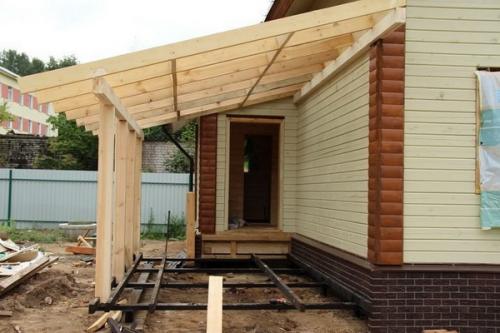 Примыкание крыши веранды к дому. Как пристроить крышу веранды к дому
