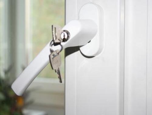 Основной запорный замок пластикового окна. Разновидности