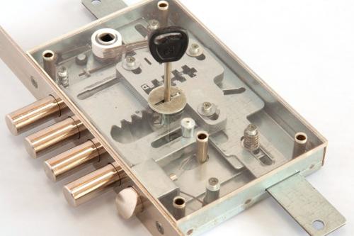 Как открыть пластиковую дверь если ручка прокручивается. Как можно открыть пластиковую дверь