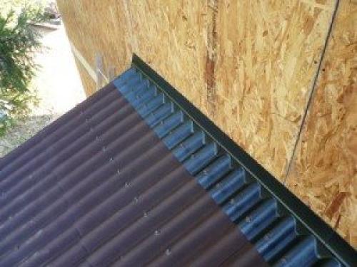 Примыкание металлической кровли к стене. Почему это важно