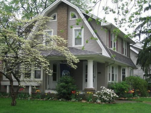 Пристройка к дому с ломаной крышей. Мансардная кровля