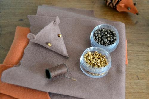 Ежик из шишек и пластилина. Ежик из еловых и сосновых шишек —, как сделать поделку в детский сад или школу. Мастер-классы и идеи