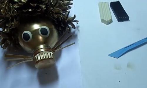 Ежик из бутылки и шишек. Ежик из шишек и пластиковой бутылки: большой и маленький (2 мастер класса)