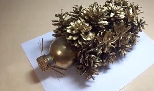 Ежик из бутылки и шишек. Ежик из шишек и пластиковой бутылки: большой и маленький (2 мастер класса)