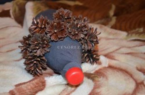 Ежик из пластиковой бутылки и папье маше. Как сделать ежа из пластиковой бутылки. Ежик из шишек и пластиковой бутылки 20