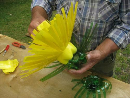 Одуванчик из пластиковых бутылок. Вариан.  Распустившийся цветок