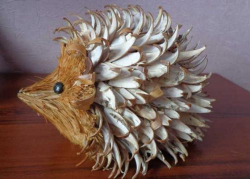 Ежик из шишки и пластилина. Как сделать ежика из еловых шишек и пластилина, пластиковых бутылок или природного мастериала