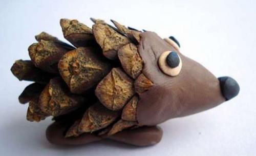 Поделка ежик из шишек. Ежик из еловых и сосновых шишек —, как сделать поделку в детский сад или школу. Мастер-классы и идеи