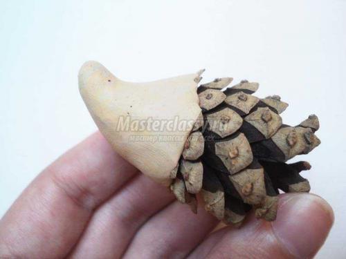 Поделка ежик из шишек. Ежик из шишек и пластилина. Пошаговый мастер-класс с фото 02