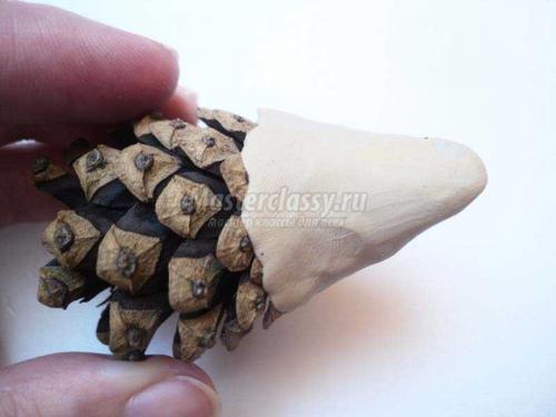 Поделка ежик из шишек. Ежик из шишек и пластилина. Пошаговый мастер-класс с фото 01