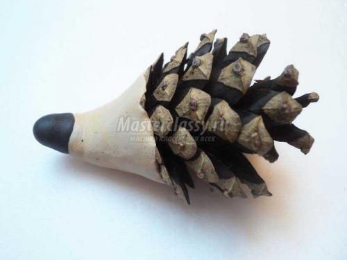 Поделка ежик из шишек. Ежик из шишек и пластилина. Пошаговый мастер-класс с фото 04