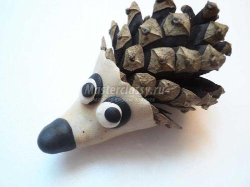 Поделка ежик из шишек. Ежик из шишек и пластилина. Пошаговый мастер-класс с фото 07