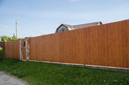 Профессиональный подход: как правильно укладывать профнастил на крышу 07