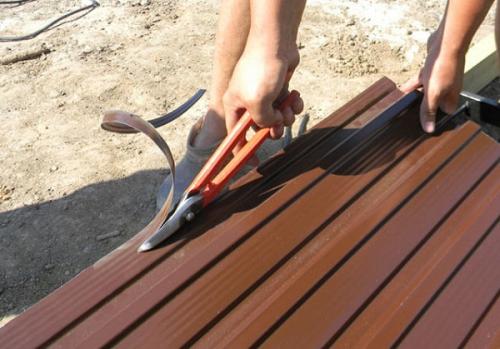 Как обезопасить края профлистом. Чем лучше закрыть острые торцы профнастила