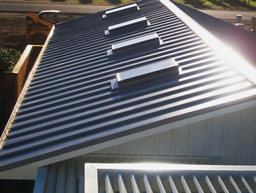 Как сделать кровлю крыши профнастилом своими руками: простой способ 01