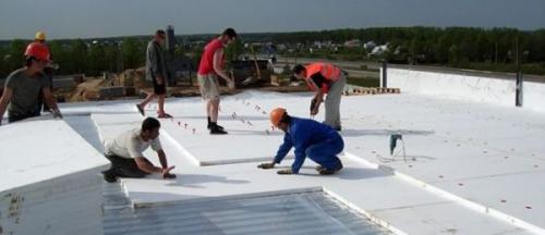 Какие особенности покрытия крыши профлистом на плоской и на скатной крыше. Кровельный пирог