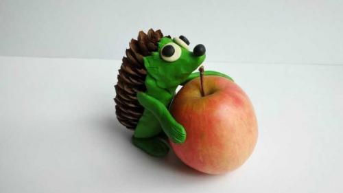 Ежик из шишек и пластилина. Как сделать ежика из еловых шишек и пластилина, пластиковых бутылок или природного мастериала