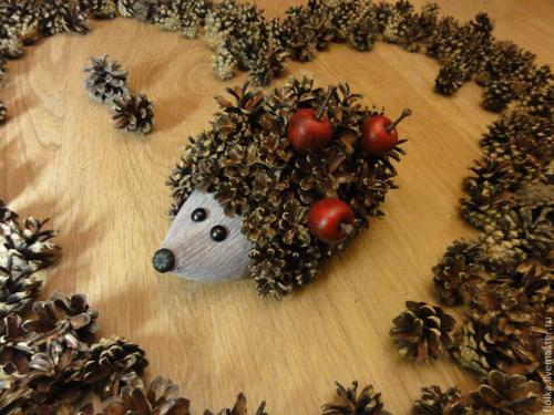 Ежик из еловых шишек. Ежик из шишек: мастер классы поделок из пластилина, пластиковой бутылки и других материалов