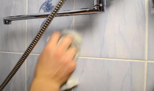 Как убрать налет в ванной на плитке. Узнай, как гарантировано отмыть плитку в ванной от налета и желтизны